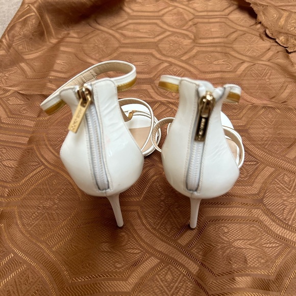 Womens JIMMY CHOO Thistle White & Gold T Strap Sandal Size 9.5 or 39.5 Italian - Picture 5 of 10